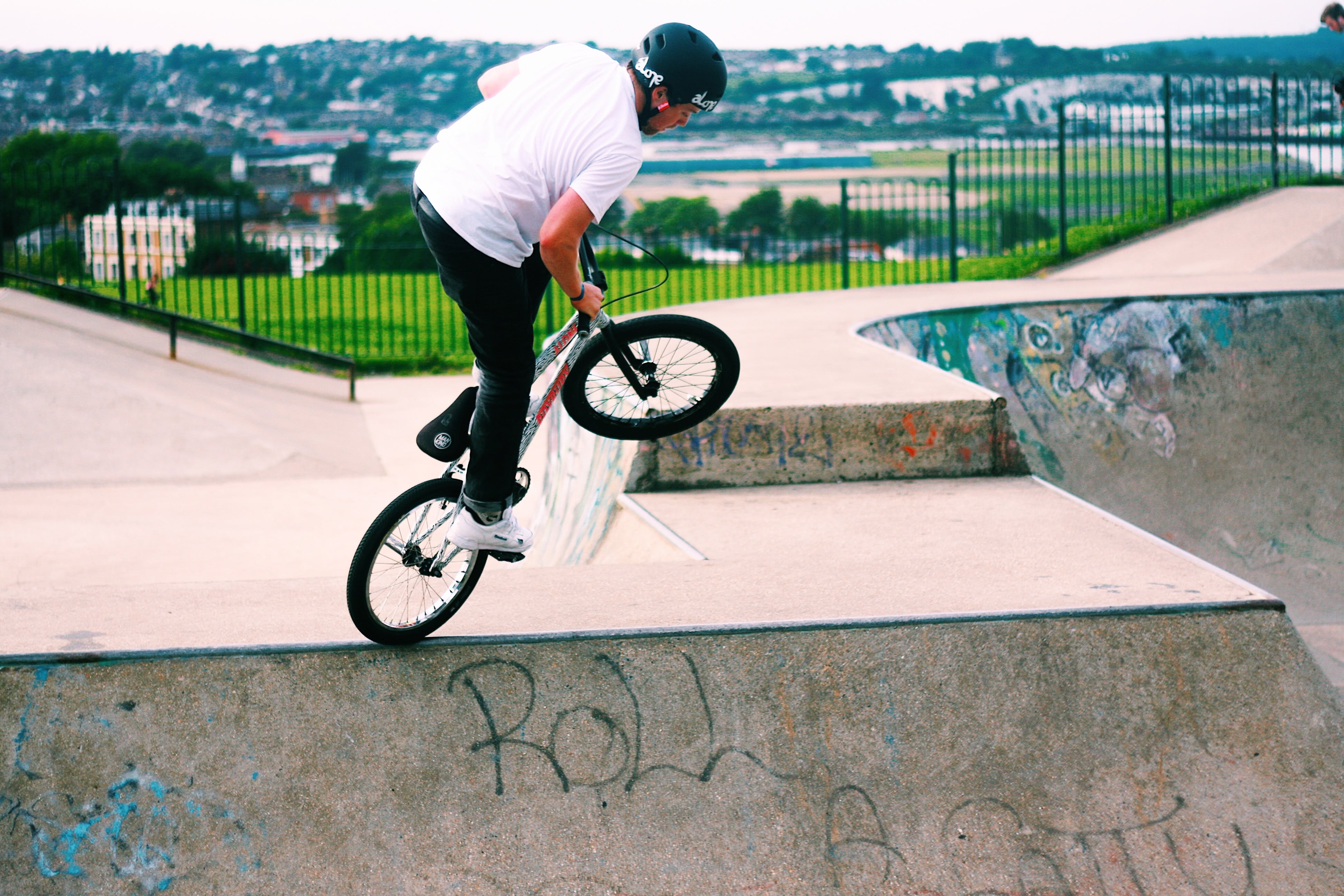 Трюк летающий велосипедист. Бмх фристайл. Бмх трюки. Велосипедист BMX. ВМХ стрит перила.