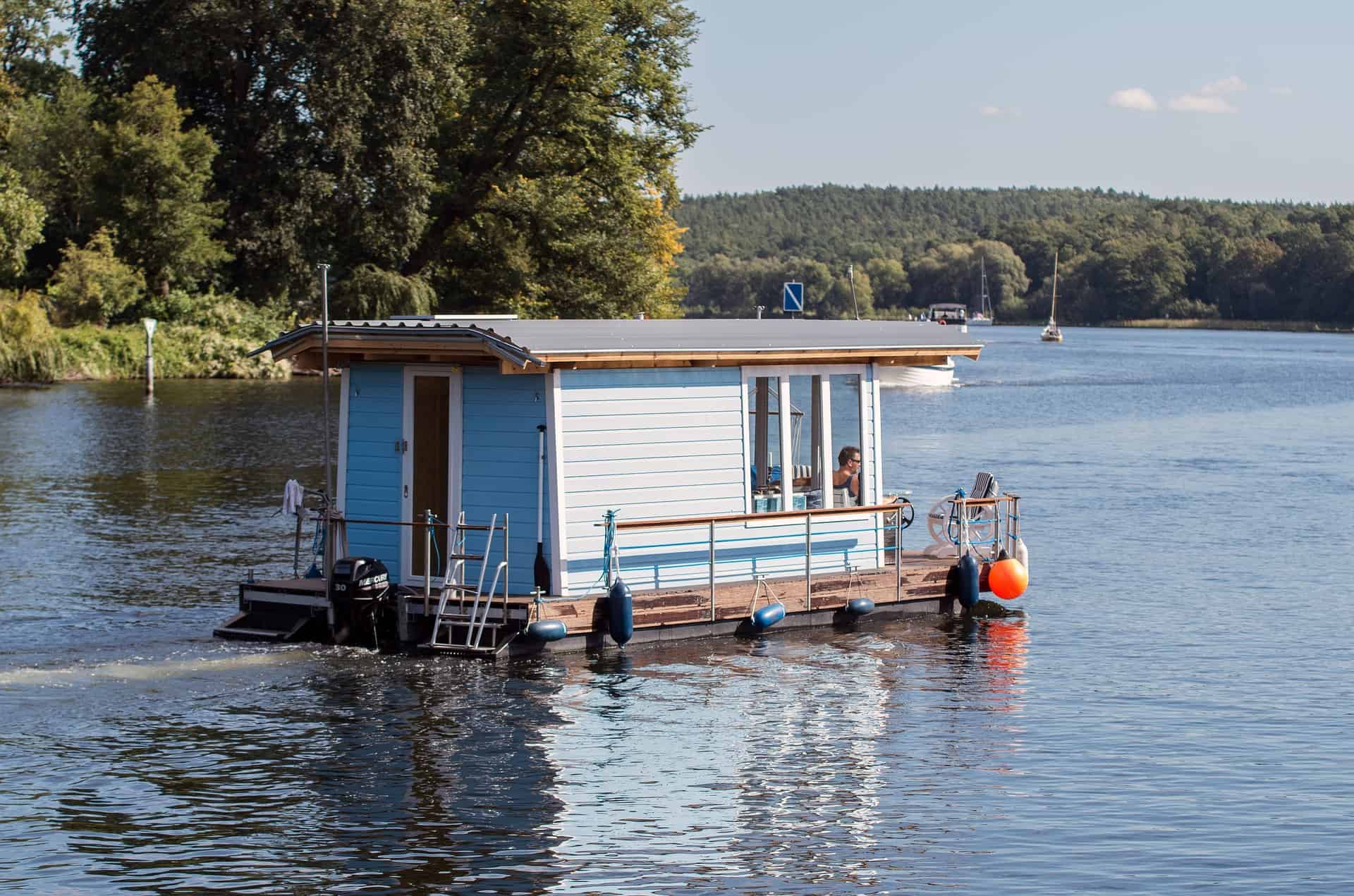 How Much Does a Houseboat Weigh?