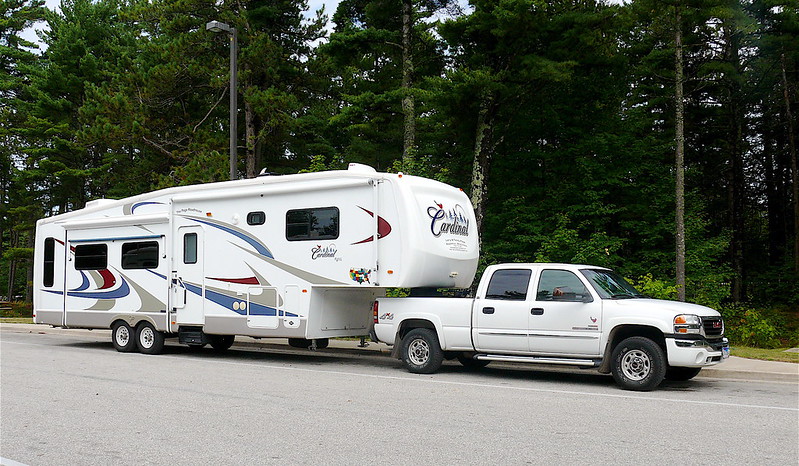 Travel Trailer vs 5th Wheel: 15 Pros and Cons