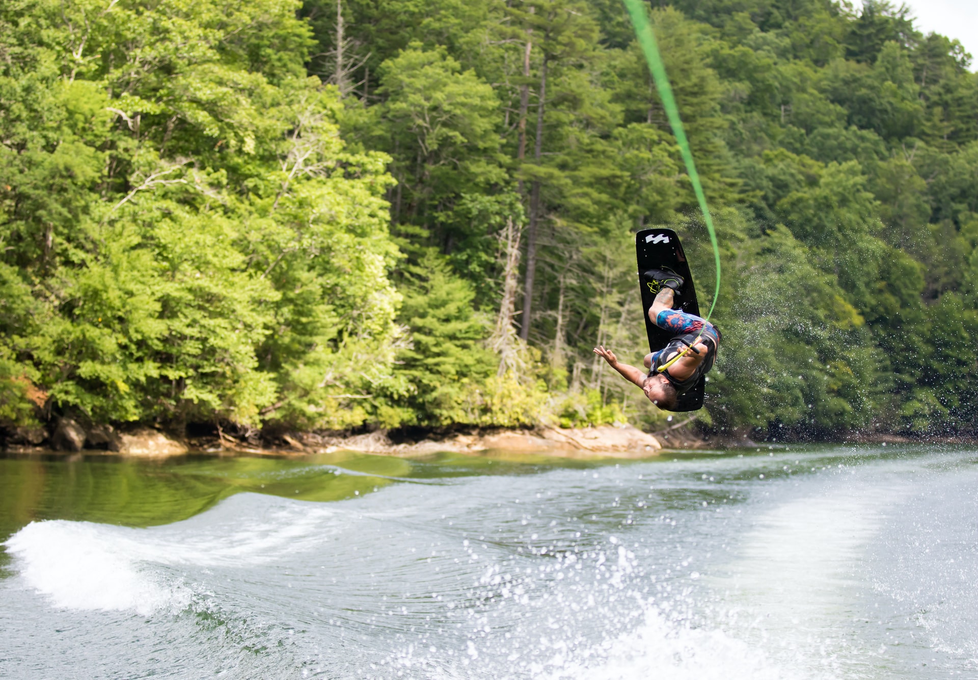 How to Attach a Tow Rope to a Pontoon Boat