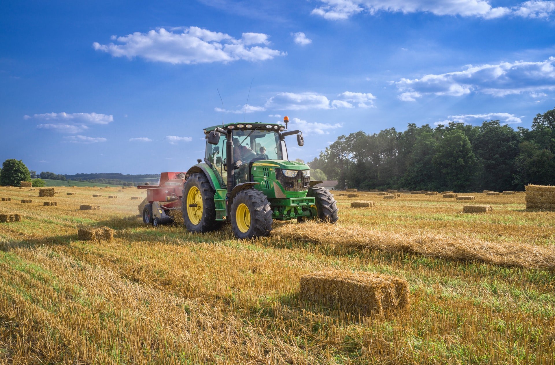 UTV vs. Tractor: A Full Comparison and Performance Analysis