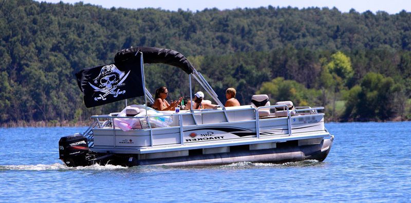 Helmstands Avalon Pontoon Boats